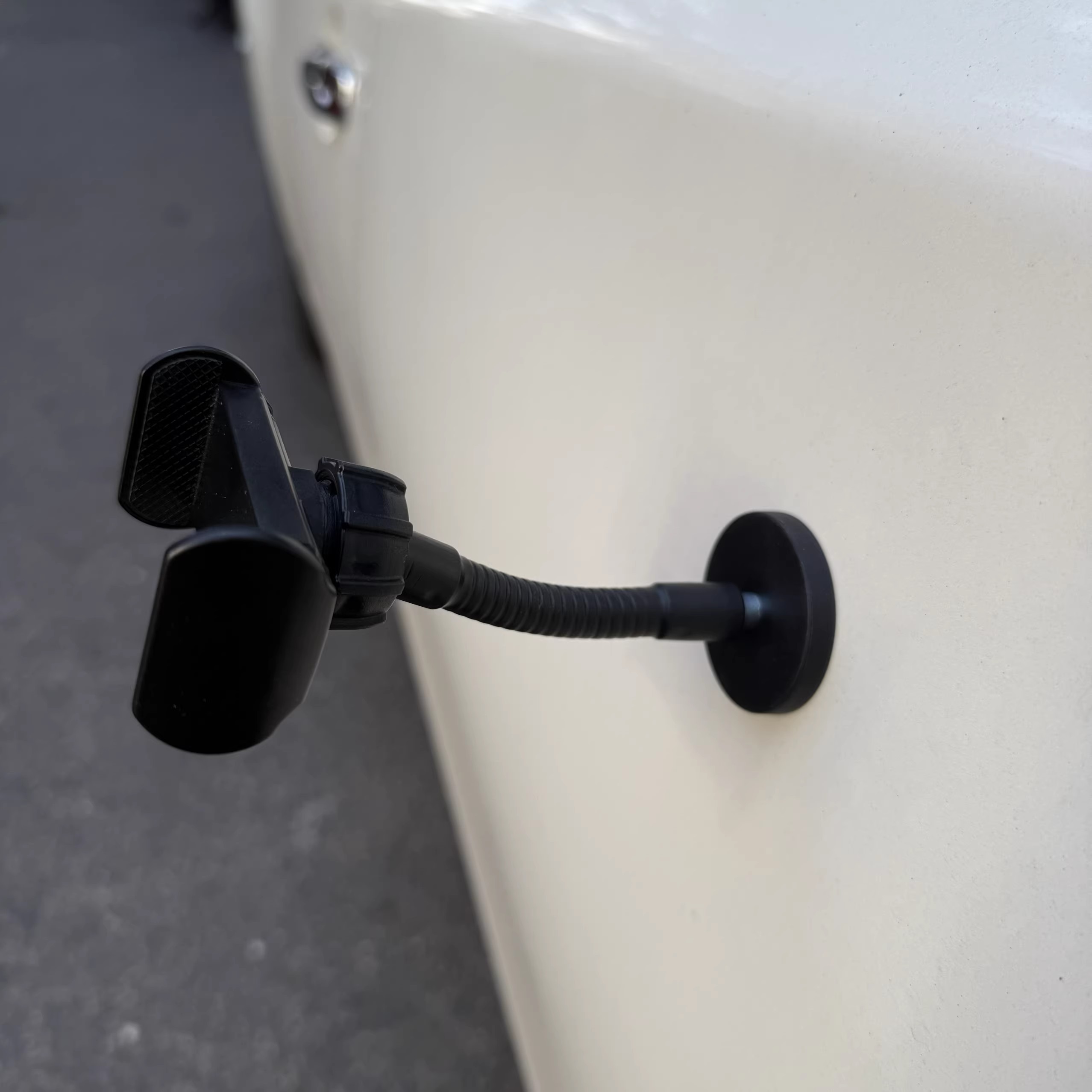 Outdoor Power 'Hose' - Powerful N52 Magnet Phone Clip 360°